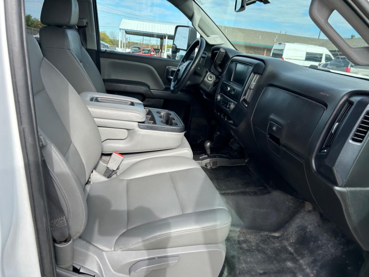 2019 White /Grey Chevrolet Silverado 2500HD Work Truck Double Cab 4WD (2GC2KREG8K1) with an 6.0L V8 OHV 16V engine, 6A transmission, located at 1687 Business 35 S, New Braunfels, TX, 78130, (830) 625-7159, 29.655487, -98.051491 - Photo#6